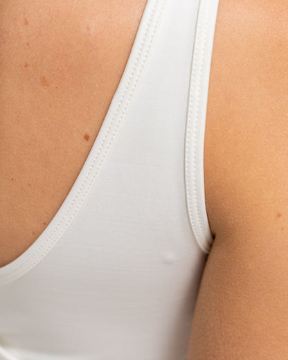 Marshmallow - Model Produktshot Detail in Yoga Bra