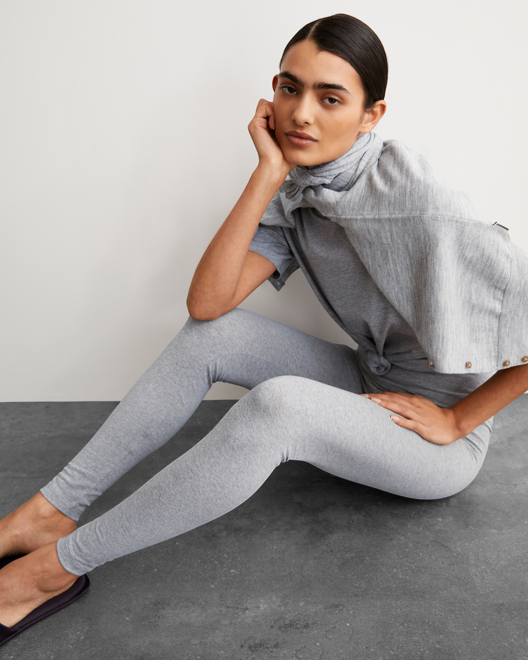 Model trägt greenyogashop Leggings FARIBAA in Silber Melange aus Bio-Baumwolle mit elastischem Bund im Slim Fit