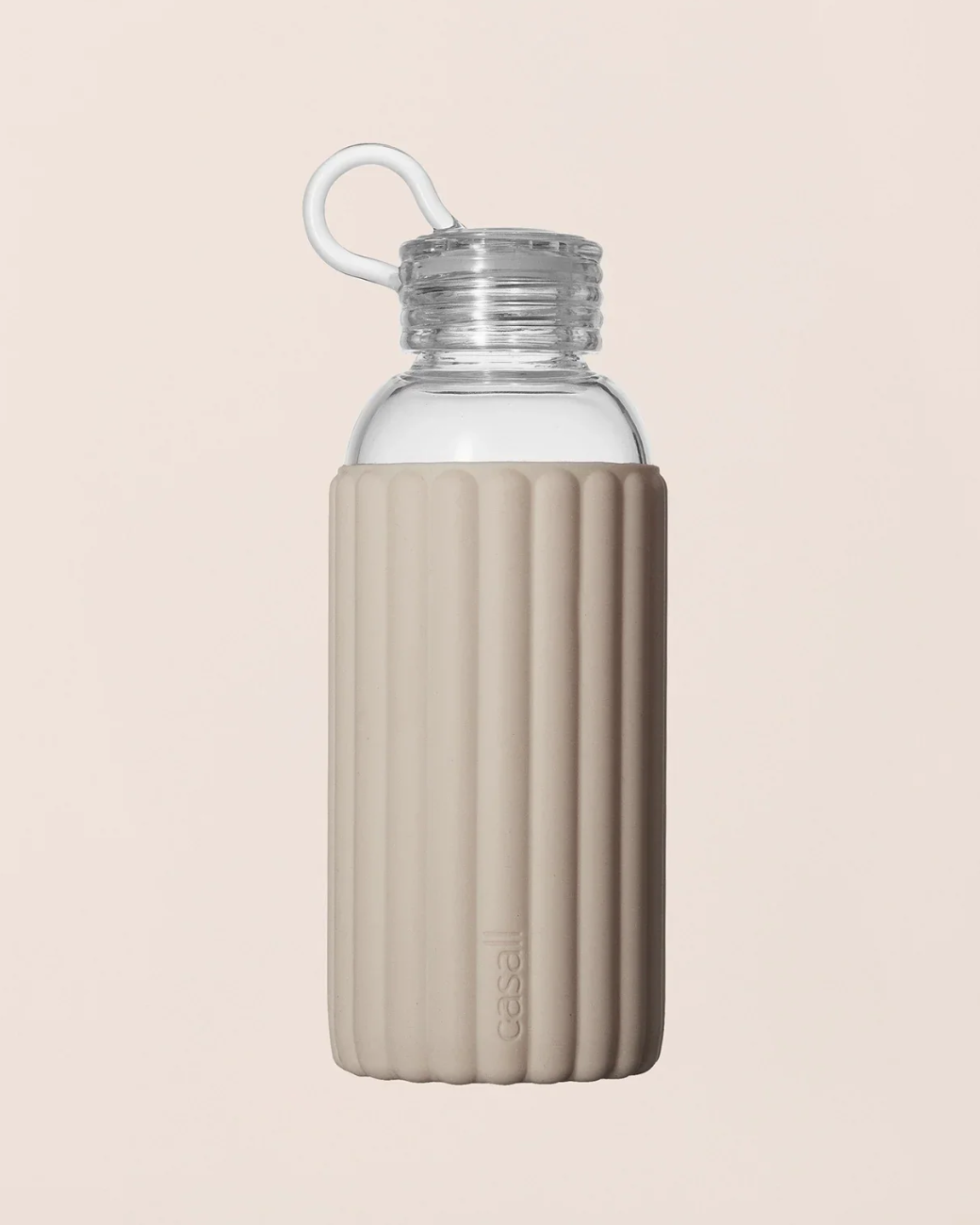 greenyogashop Stockholm Glasflasche 0,5 l in Light Cashmere mit gerippter Silikonhülle und transparenter Kappe