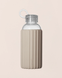 greenyogashop Stockholm Glasflasche 0,5 l in Light Cashmere mit gerippter Silikonhülle und transparenter Kappe