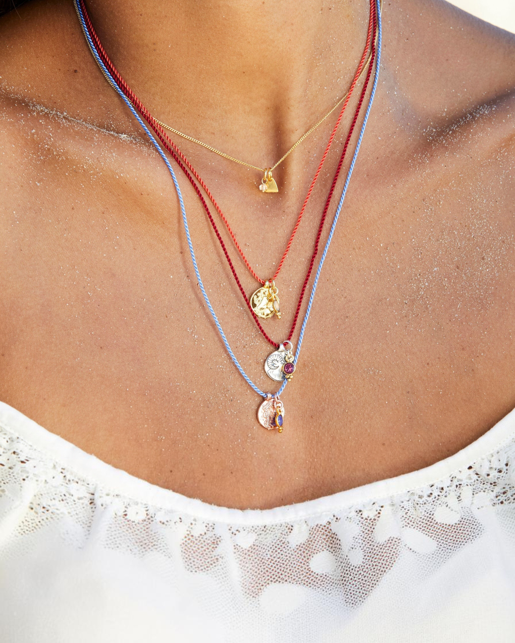 greenyogashop Sternzeichen Kette Jungfrau aus Sterlingsilber mit Saphir an farbigen Schnüren am Hals einer Frau