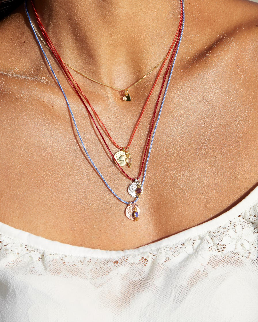 greenyogashop Sternzeichen Kette Waage aus Sterlingsilber mit Rosenquarz an einer feinen Schnur am Hals getragen
