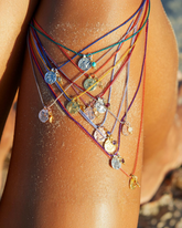 greenyogashop Sternzeichen Kette Widder aus Sterlingsilber mit Rubin an farbiger Schnur am Bein getragen