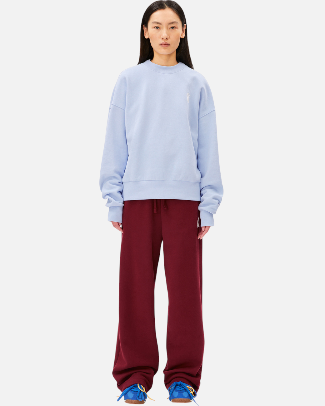 Model trägt greenyogashop ICONIC Å IVAARA Sweatpants in Velvet Red aus Bio-Baumwolle mit elastischem Bund und Kordelzug