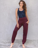 greenyogashop Yogahose Joelle in Burgundy aus Bio-Baumwolle mit weichem Umschlagbund und lässigem Schnitt