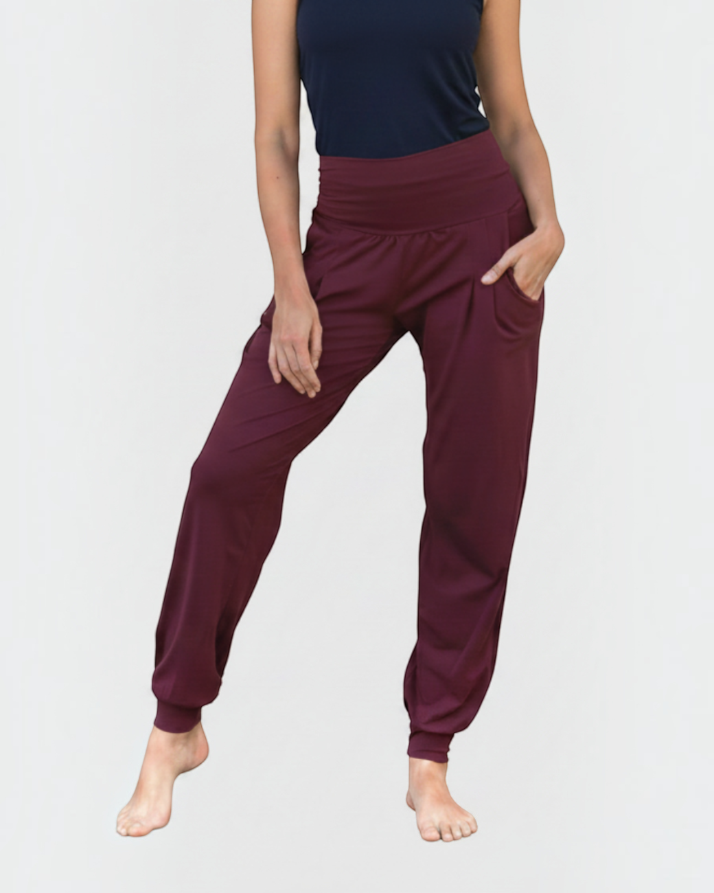 greenyogashop Yogahose Joelle in Burgundy aus Bio-Baumwolle mit weichem Umschlagbund und lässigem Schnitt