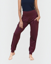greenyogashop Yogahose Joelle in Burgundy aus Bio-Baumwolle mit weichem Umschlagbund und lässigem Schnitt