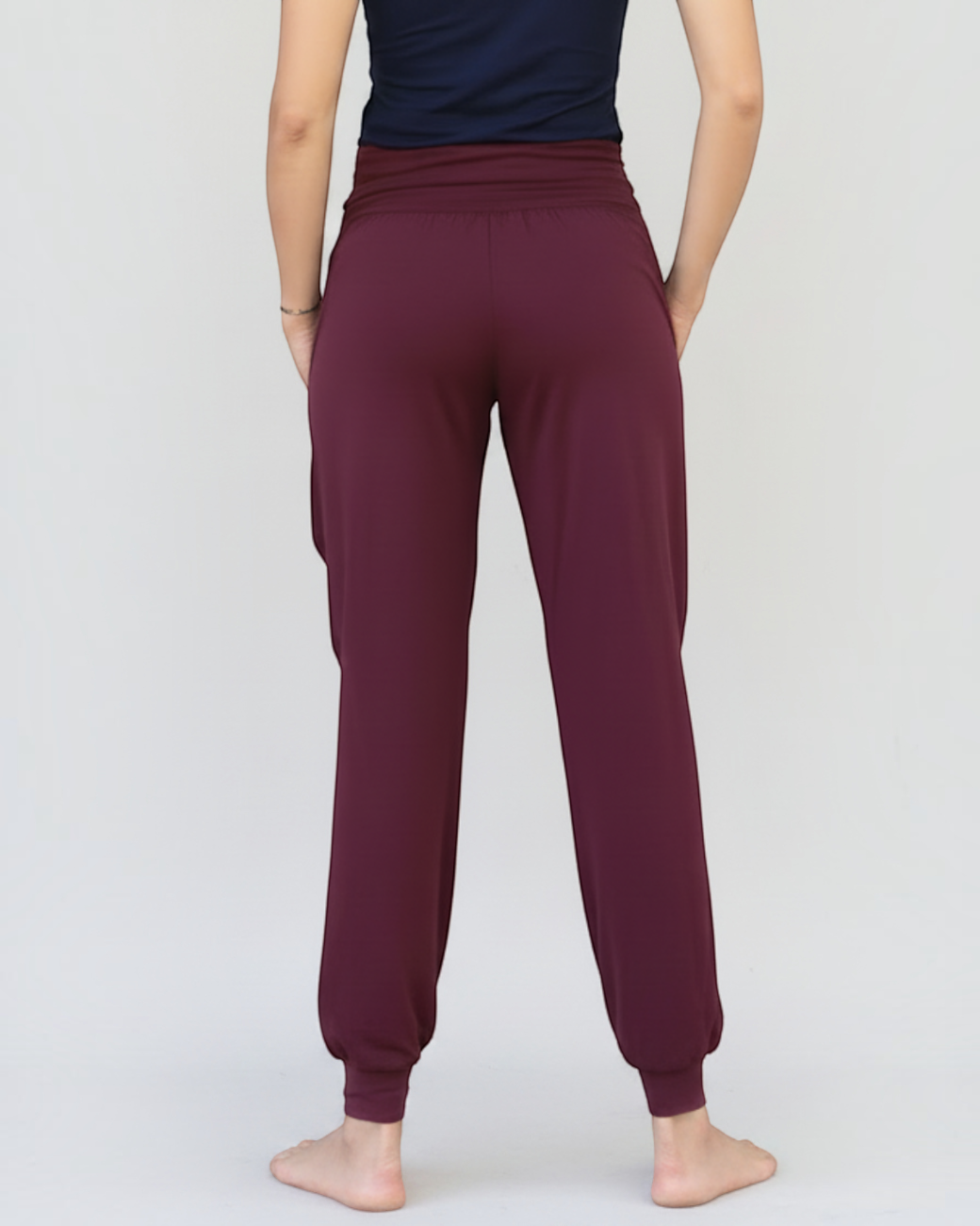 greenyogashop Yogahose Joelle in Burgunder aus Bio-Baumwolle mit weichem Umschlagbund und lässigem Schnitt