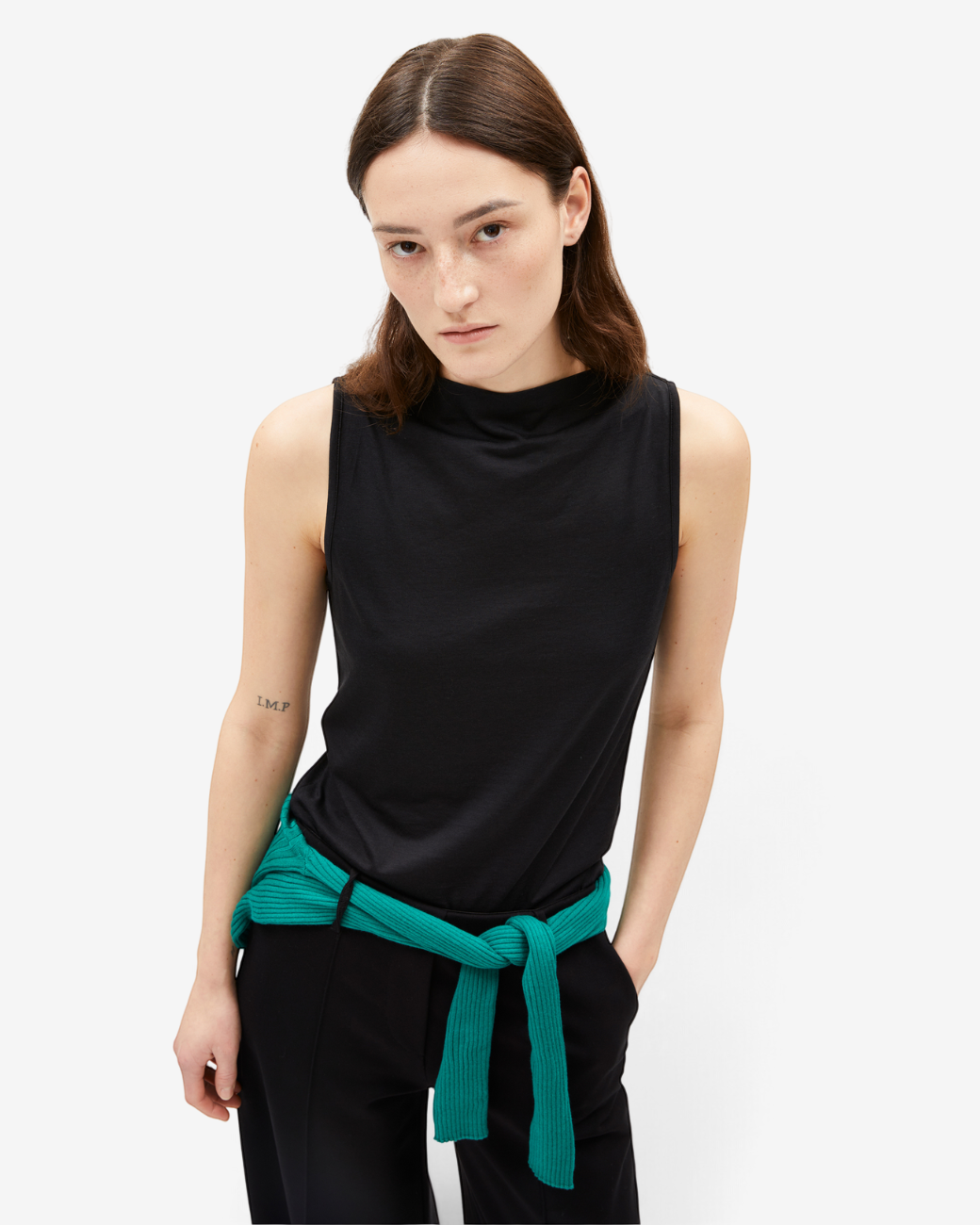greenyogashop Top LAMINIAA in Schwarz aus TENCEL und Bio-Baumwolle mit Boot-Ausschnitt und ärmellosem, engem Schnitt