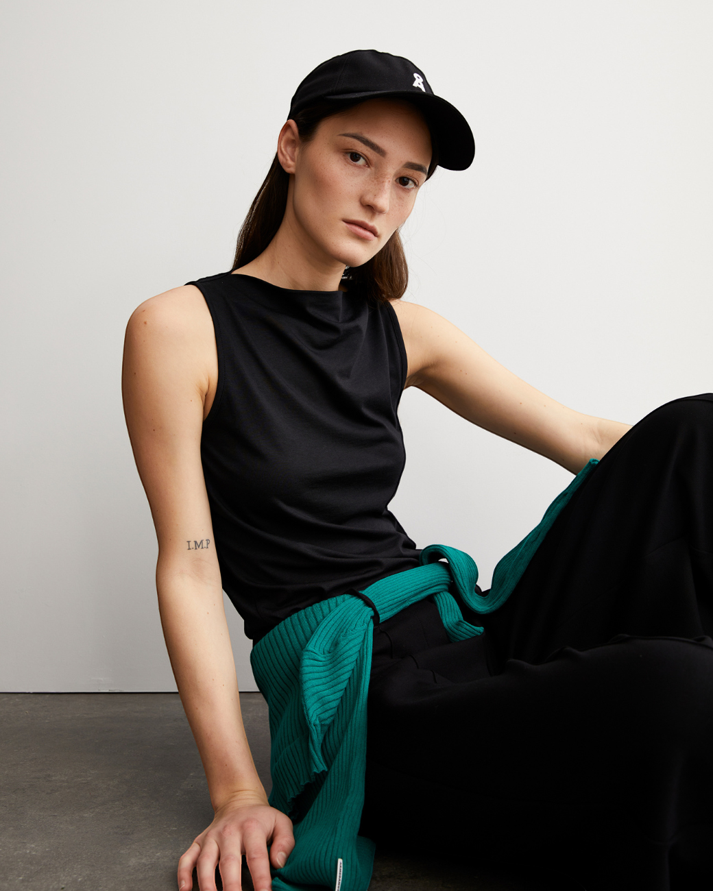 greenyogashop Top LAMINIAA in Schwarz mit Boot-Ausschnitt, ärmellos aus TENCEL und Bio-Baumwolle, getragen vom Model