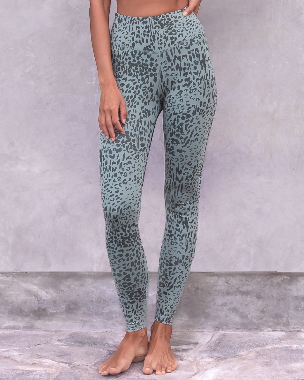 greenyogashop Leggings Susan in Aqua mit Animal-Print aus Bio-Baumwolle und High-Rise-Bund