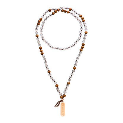 Traditionelle Mala Kette mit Bergkristall und Sandelholz Perlen. Goldener Mantra Anhänger. 90 cm.