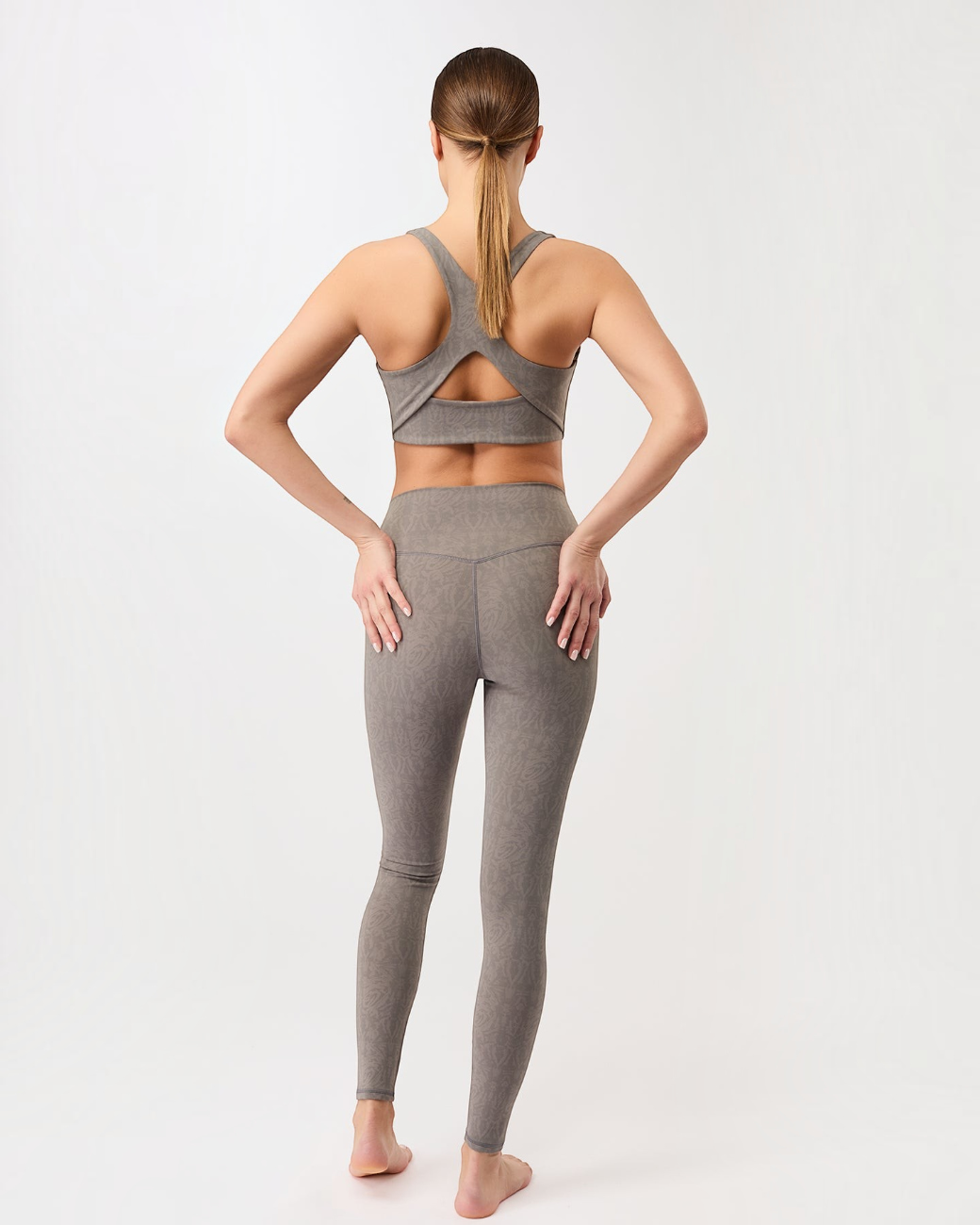 greenyogashop graue, hoch geschnittene Leggings mit Monoprint-Muster und breitem Bund aus recyceltem Material
