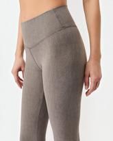 greenyogashop graue, hoch geschnittene Leggings mit Ton-in-Ton Monoprint aus recyceltem Polyester und Elastan