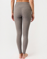greenyogashop graue Leggings mit Monoprint-Muster, hoher Bund und atmungsaktives Stretch-Material, Rückansicht