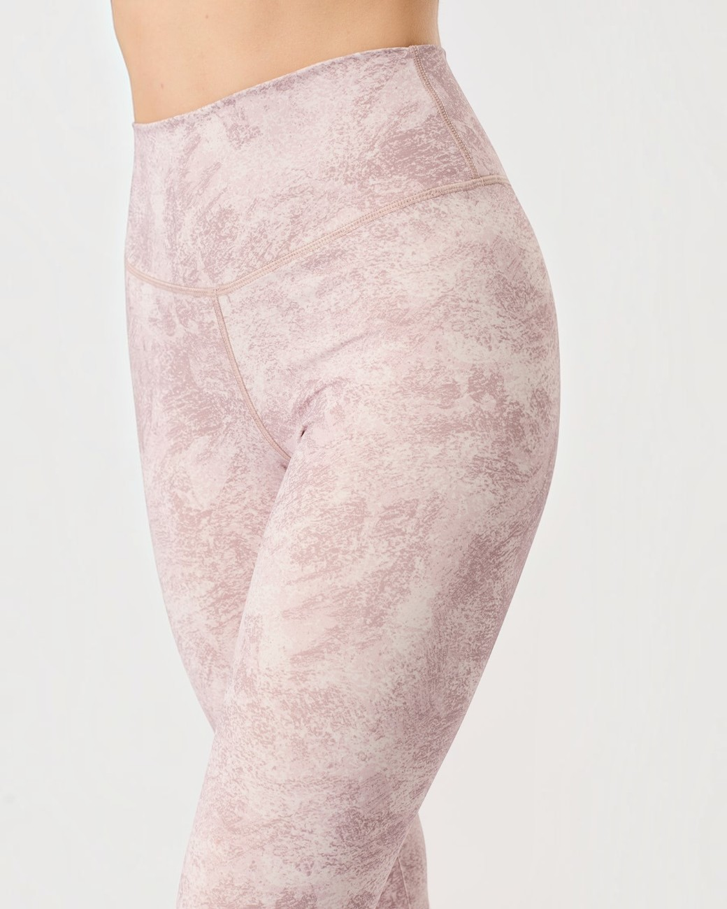 greenyogashop hoch geschnittene Leggings in hellem Erdtön mit exklusivem Monoprint aus recyceltem Polyester