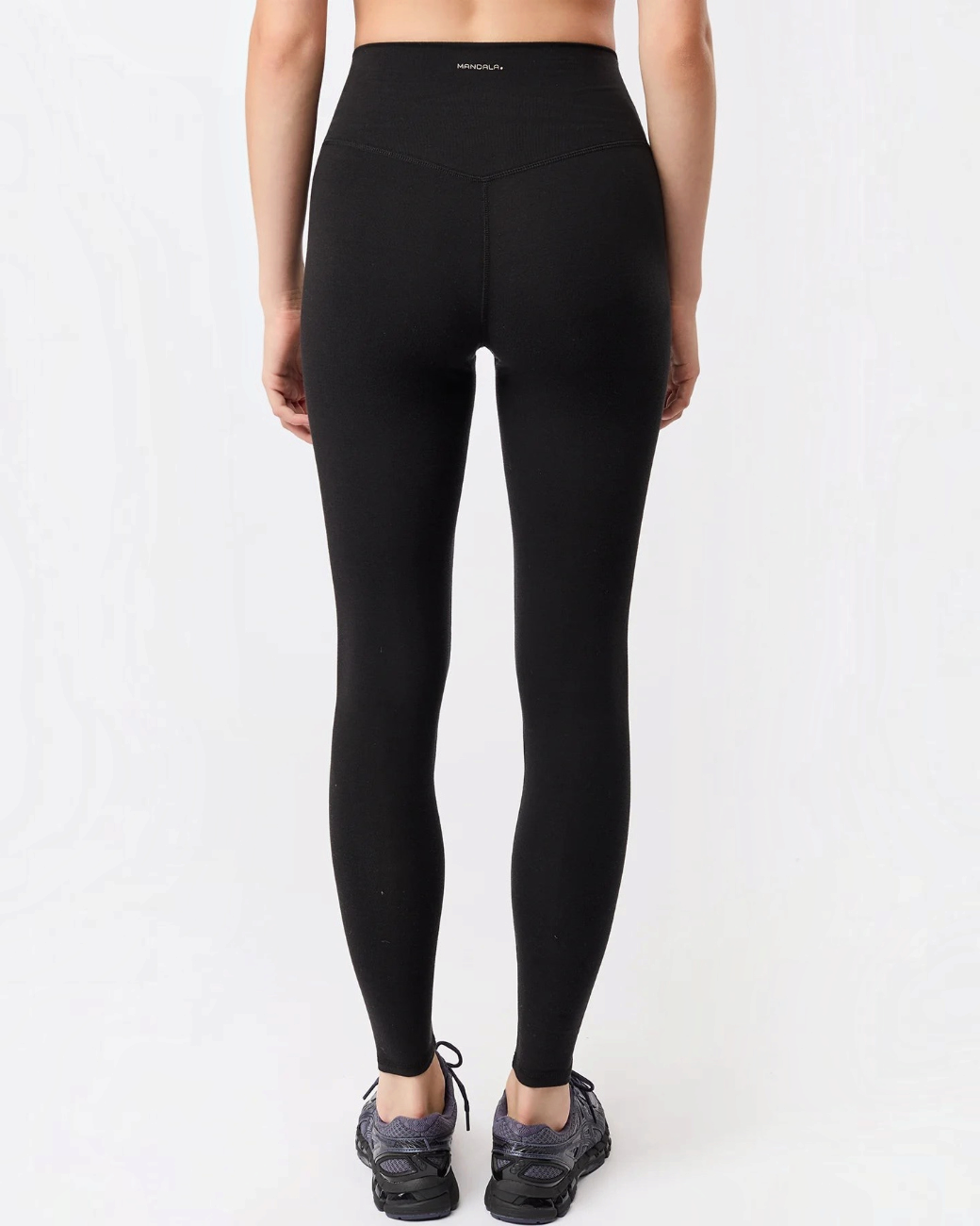 greenyogashop Best Loved Leggings in Schwarz mit hoher Taille und elastischem TENCEL Lyocell Material, Rückansicht