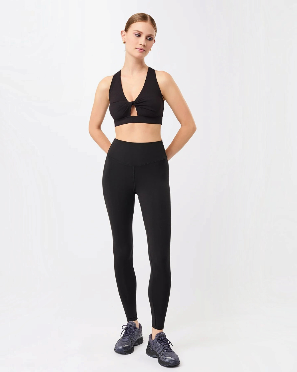 Model trägt schwarze greenyogashop Best Loved Leggings mit hoher Taille aus weichem TENCEL Lyocell Material