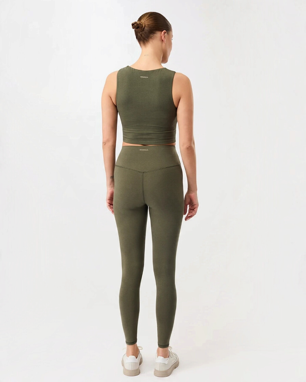greenyogashop Best Loved Leggings in Olivgrün aus TENCEL Lyocell mit hoher Taille, Rückansicht an einem Model