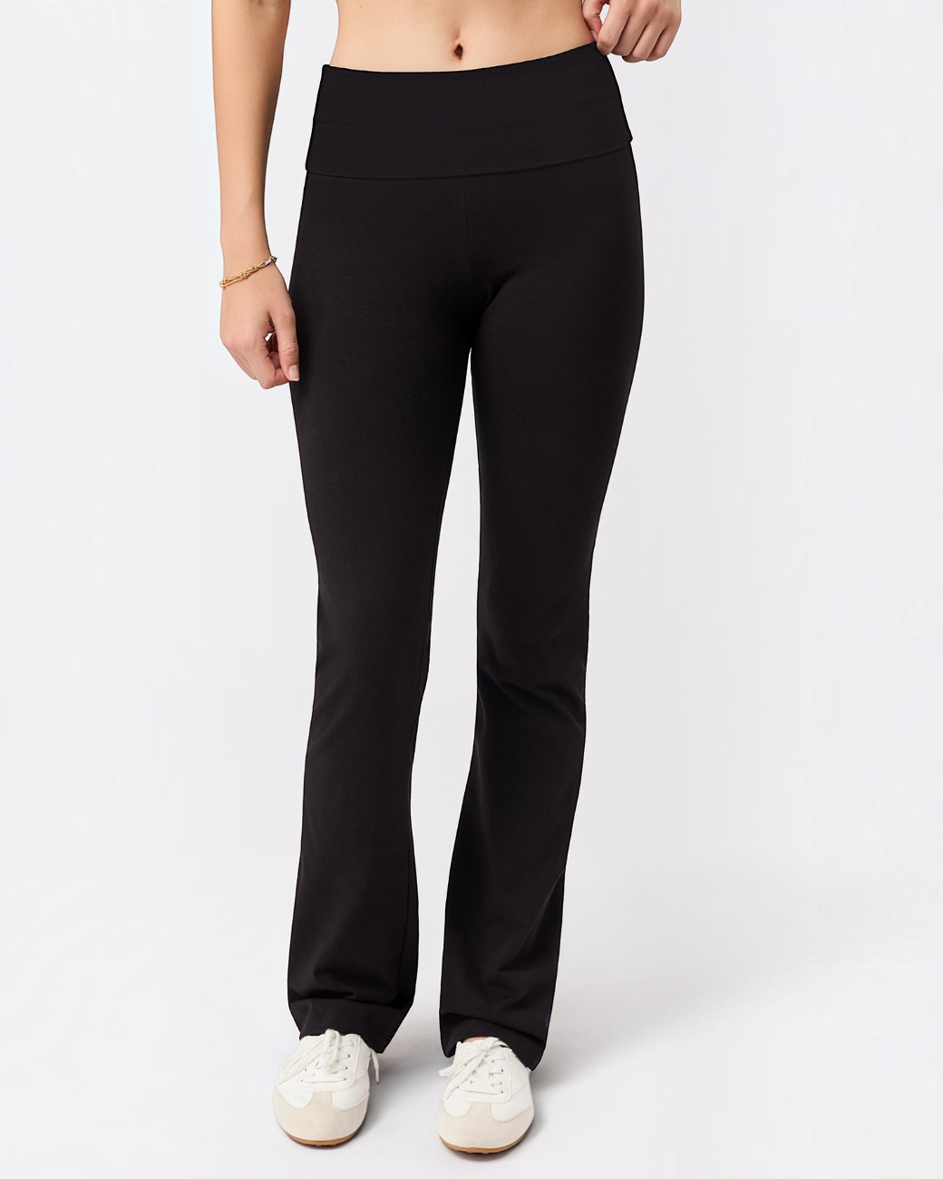 Schwarze greenyogashop Yogahose Classic mit Umschlagbund aus Bio-Baumwolle und Elasthan