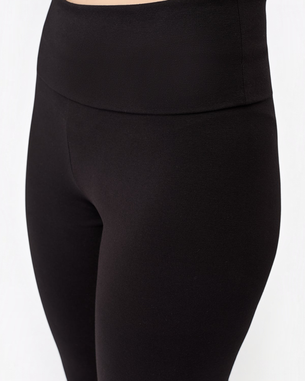 Schwarze greenyogashop Yogahose Classic mit elastischem Umschlagbund aus Bio-Baumwolle