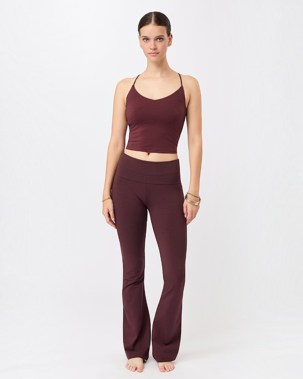 Model trägt die dunkelrote greenyogashop Yogahose Classic Rolldown aus Bio-Baumwolle mit umschlagbarem Bund