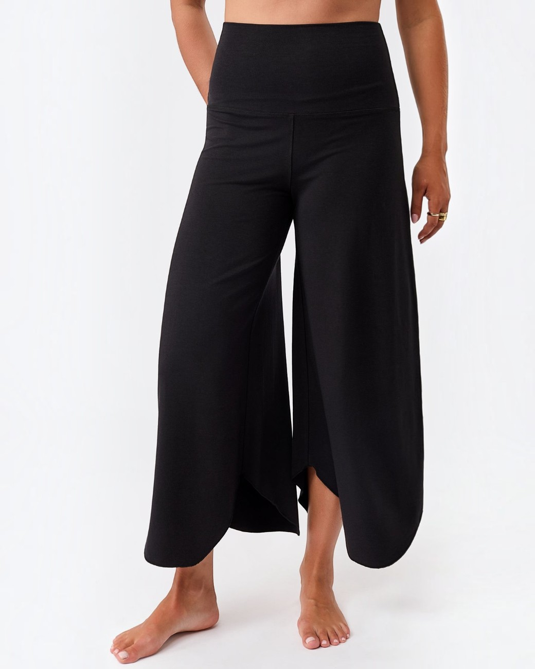 greenyogashop Hose Roll Over Tulip in Schwarz mit fließender Silhouette und 7/8-Länge aus weichem Lyocell-Mix