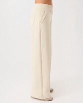 greenyogashop Surfer Vibe Pants in Beige aus leichtem Sweat mit weitem Bein und elastischem Bund in Seitenansicht
