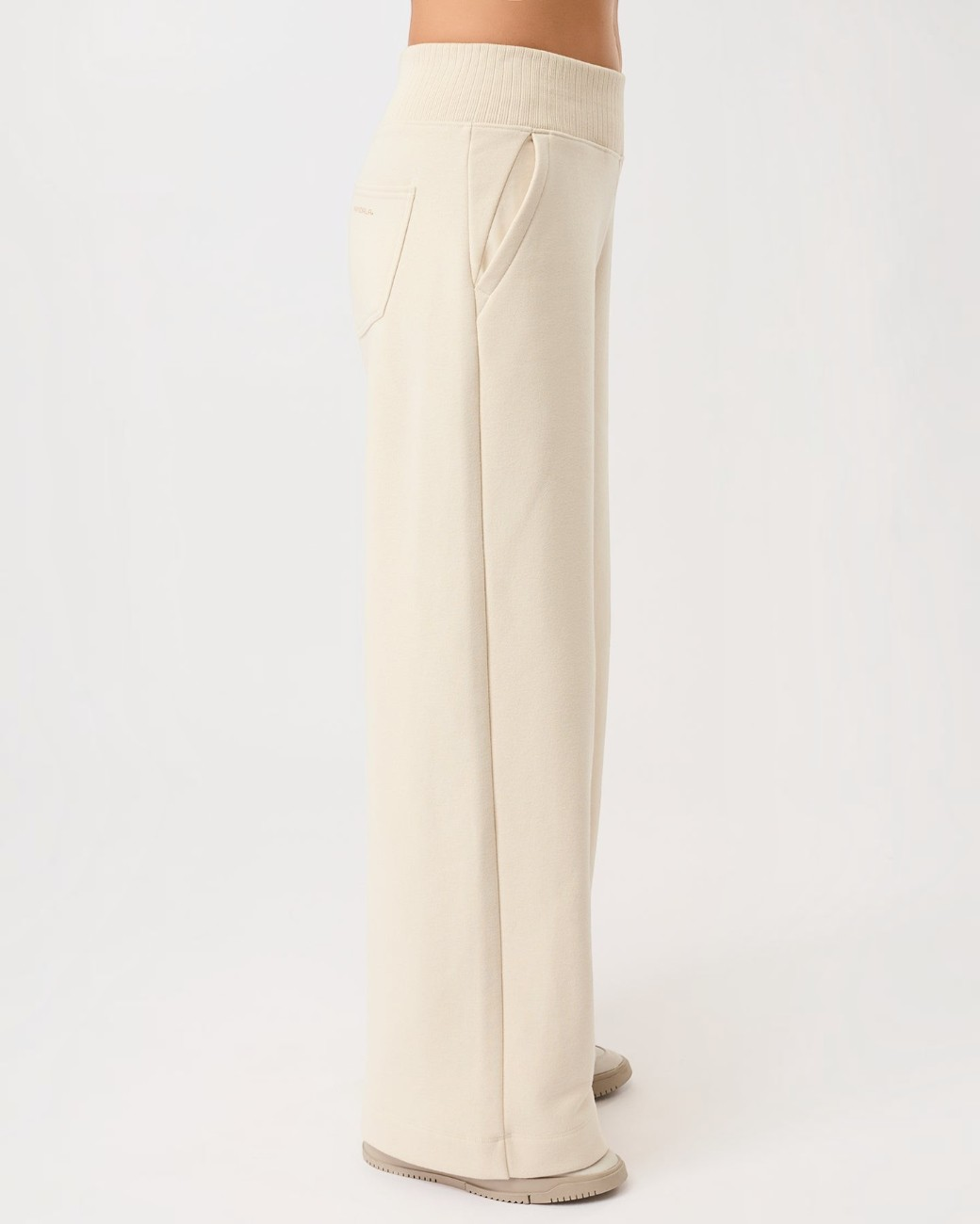 greenyogashop Surfer Vibe Pants in Beige aus leichtem Sweat mit weitem Bein und elastischem Bund in Seitenansicht