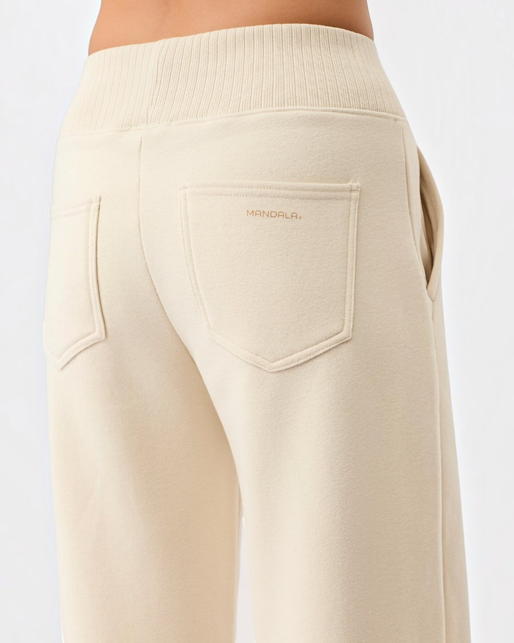 greenyogashop Surfer Vibe Pants in Beige aus leichtem Sweat mit elastischem Bund und Gesäßtaschen