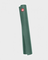 greenyogashop Manduka PRO Travel 2.0 Yogamatte in Black Sage, eine faltbare, dünne PVC-Reisematte für Yoga
