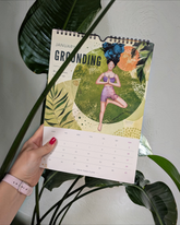 greenyogashop Yoga-Kalender 2027 mit illustrierter Vrikshasana Baum-Pose und Januar-Monatsübersicht