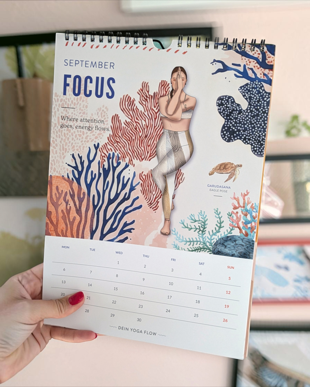 greenyogashop Yoga-Kalender 2027 mit Illustration einer Frau in Garudasana Adler-Pose vor einer Korallenriff-Kulisse
