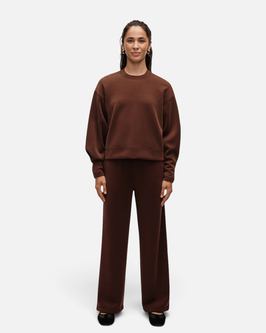 Model trägt greenyogashop Peachy Crew Neck Pullover in Dunkelbraun mit weiten Ärmeln und lockerer Passform