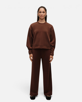 Model trägt greenyogashop Peachy Crew Neck Pullover in Dunkelbraun mit weiten Ärmeln und lockerer Passform
