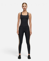 Model trägt greenyogashop Shaped Block High Waist Leggings in Schwarz mit kontrastfarbenen Seiteneinsätzen