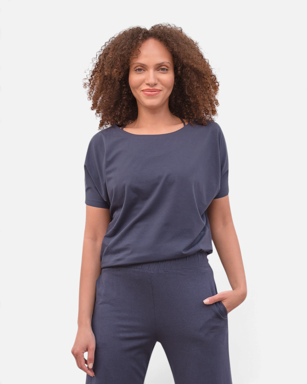 greenyogashop Shirt Maria in Nachtblau aus Bio-Baumwolle mit angeschnittenen Ärmeln an einem Model