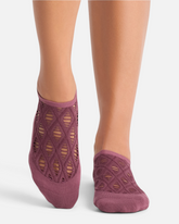 greenyogashop Yogasocken Grip Maddie in Bordeaux mit rutschfestem Netzdesign und stützendem Kompressionsbogenband