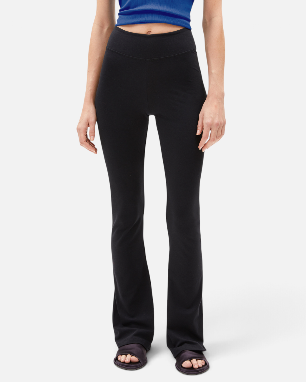 greenyogashop REHMAA Hose in Schwarz aus Bio-Baumwolle mit Slim Fit und ausgestelltem Bein