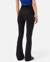 greenyogashop Hose REHMAA in Schwarz aus Bio-Baumwolle mit ausgestelltem Bein und Slim-Fit-Passform