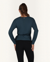 greenyogashop Aurora Wickeljacke in Dunkelblau aus weichem Bambus-Mix, Rückansicht mit Bindeband für Yoga und Alltag