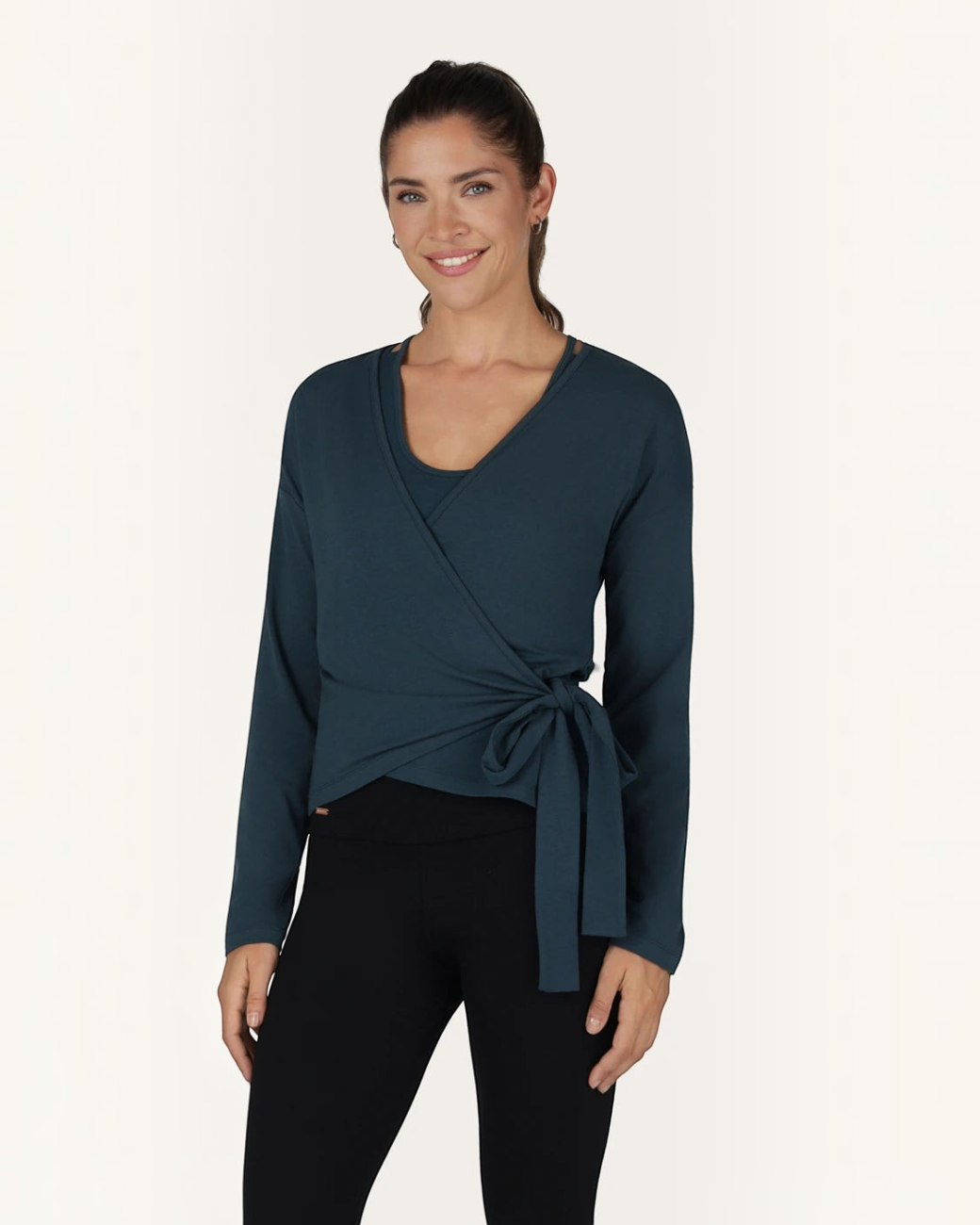 greenyogashop Aurora Wickeljacke in Dunkelblau aus weichem Bambus-Mix mit Bindeband an einer Yoga-Trägerin
