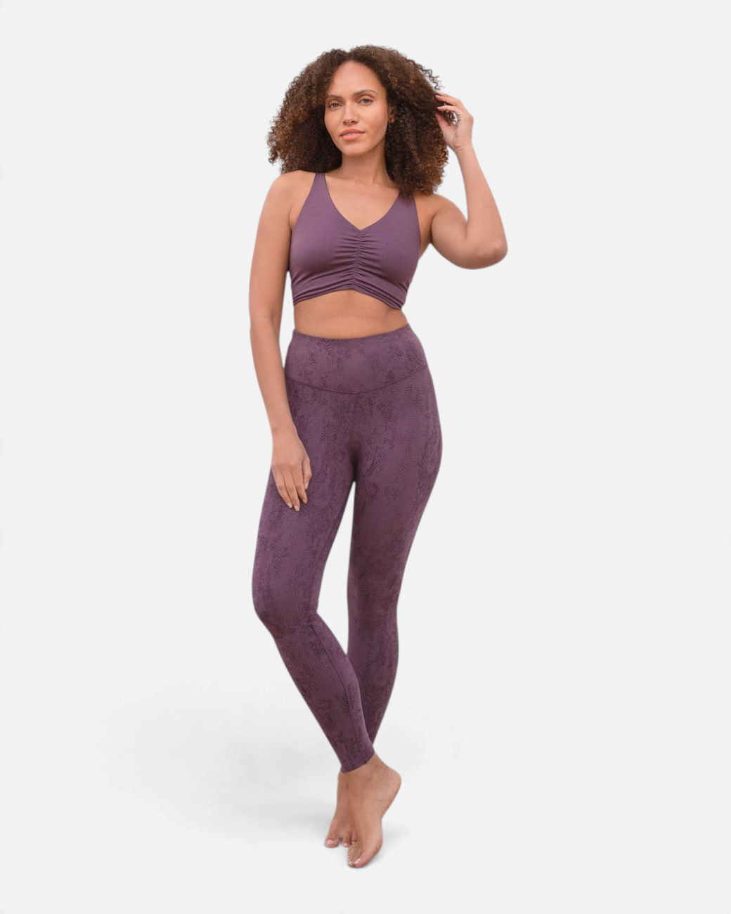 greenyogashop Bra Carolina in Pflaume aus Bio-Baumwolle mit Raffung vorne, getragen von einem Model