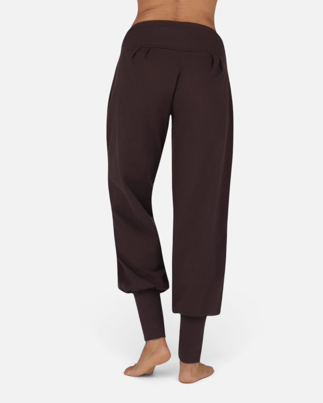 greenyogashop Yogahose Dakini in Coffee aus Bio-Baumwolle mit breitem Bund und entspannter Passform, Rückansicht