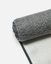 greenyogashop Yogamatte aus dunkelgrauer Wolle mit rutschfester Unterseite aus Naturlatex, aufgerollt