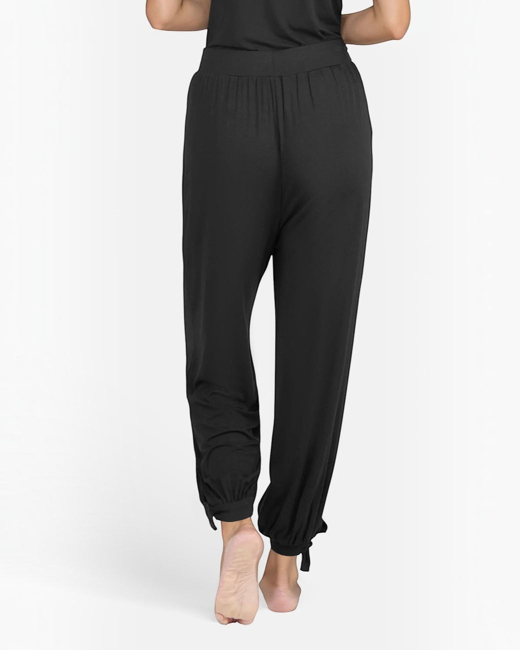 greenyogashop schwarze Wide Pants Loops aus Bambusviskose mit elastischem Bund und Bündchenabschluss, Rückansicht