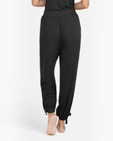 greenyogashop schwarze Wide Pants Loops aus Bambusviskose mit elastischem Bund und Bündchenabschluss, Rückansicht