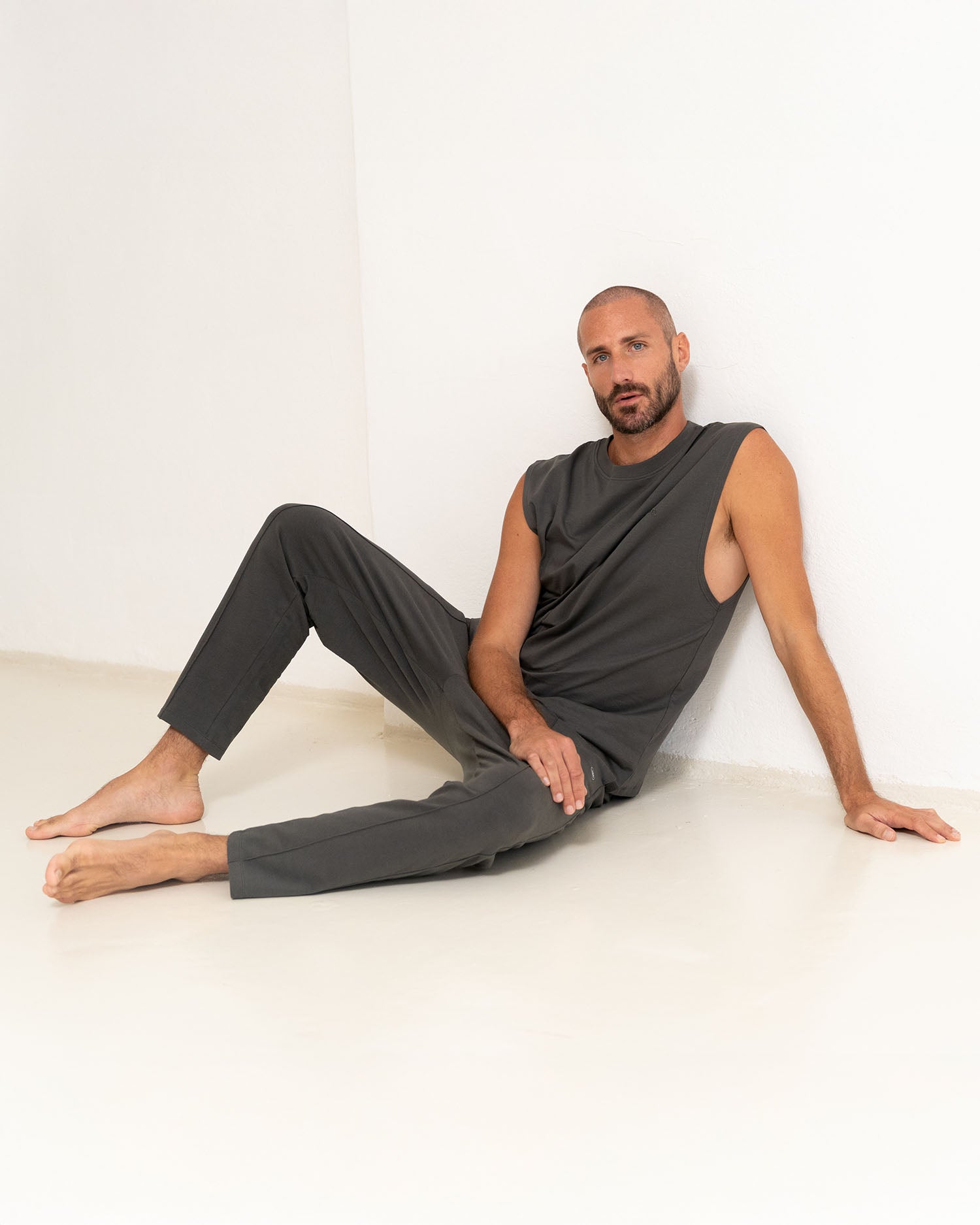 Anthrazit - Male Model sitz am Boden in Yoga Tanktop Anthracite