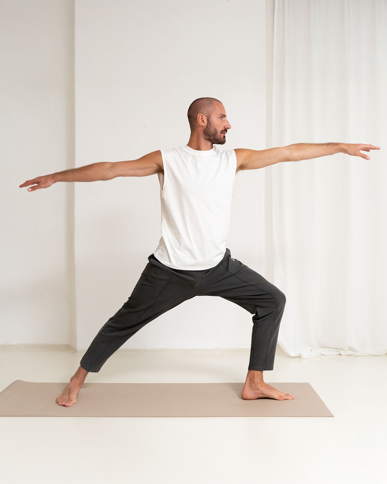 Marshmallow - Male Model steht in Yogapose in Yoga Tank Top