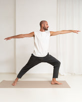 Marshmallow - Male Model steht in Yogapose in Yoga Tank Top